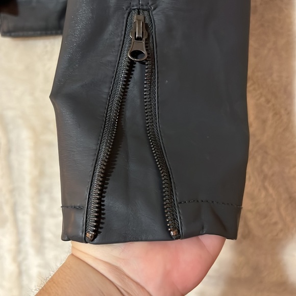 Simply styled jacket. - Picture 5 of 7